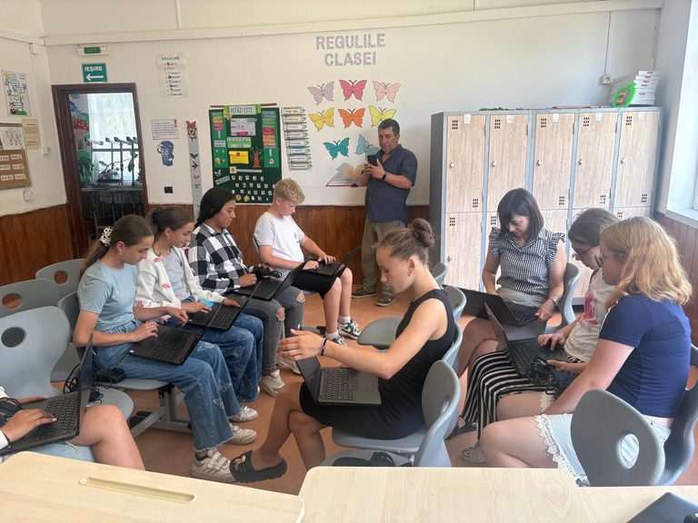 Laptopuri pentru viitorii scriitori: Fundația UBB sprijină elevii din Corni cu ajutorul Băncii Transilvania